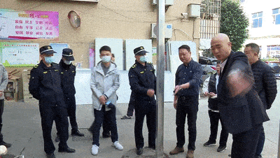 小區保安亭修繕引風波 物業施工堵路，業主回家難